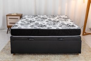 Box Baú Casal Eli Korino Preto Blindado + Colchão Casal Santé D33 138x188x15 Nosso Sonho